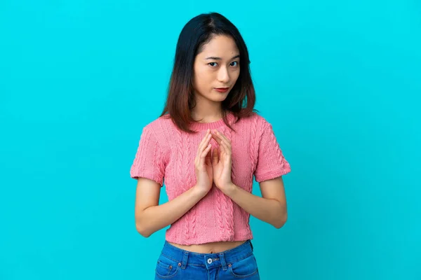 Ung Vietnamesisk Kvinna Isolerad Blå Bakgrund Intrigerar Något — Stockfoto