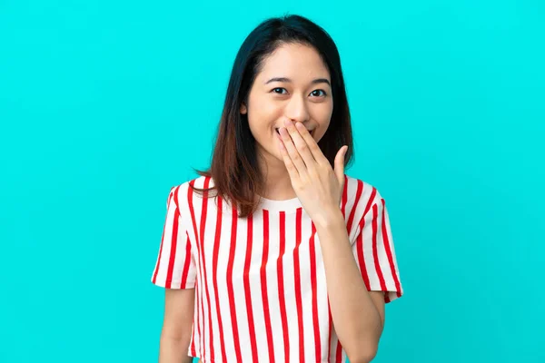 Mulher Vietnamita Jovem Isolado Fundo Azul Feliz Sorrindo Cobrindo Boca — Fotografia de Stock