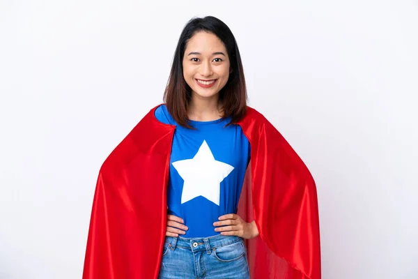 年轻的越南女子 背景为白色 身穿超级英雄服装 双手叉腰 面带微笑 — 图库照片