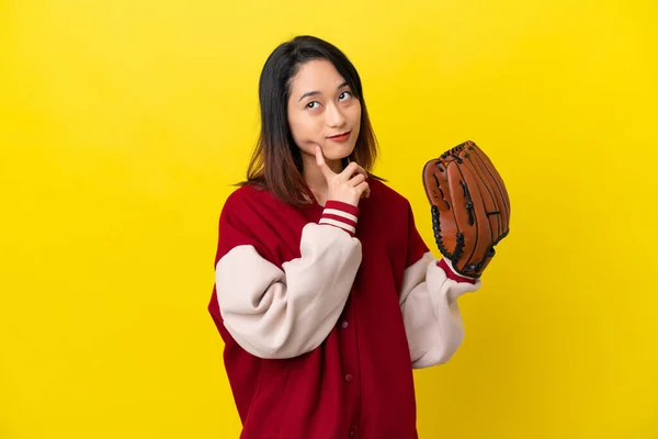 Jonge Vietnamese Speler Vrouw Met Honkbal Handschoen Geïsoleerd Gele Achtergrond — Stockfoto