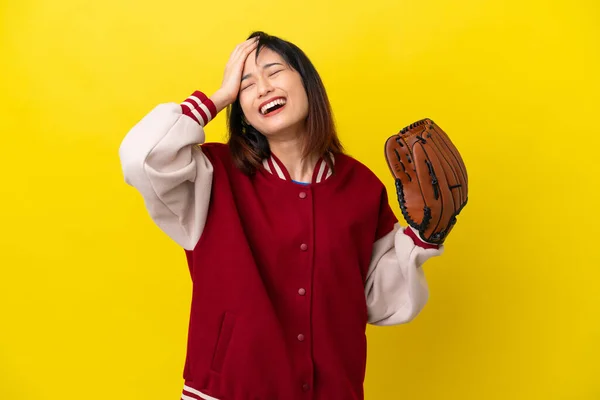 Jonge Vietnamese Speler Vrouw Met Honkbal Handschoen Geïsoleerd Gele Achtergrond — Stockfoto