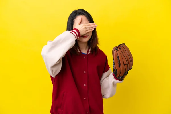 Молода Єтнамська Гравчиня Бейсбольною Рукавичкою Ізольована Жовтому Тлі Закриває Очі — стокове фото