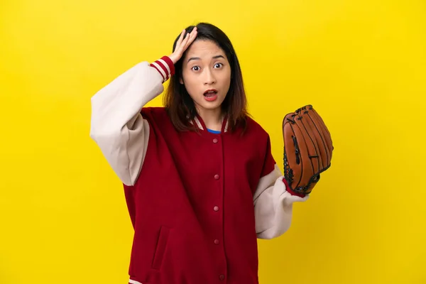 Jonge Vietnamese Speler Vrouw Met Honkbal Handschoen Geïsoleerd Gele Achtergrond — Stockfoto