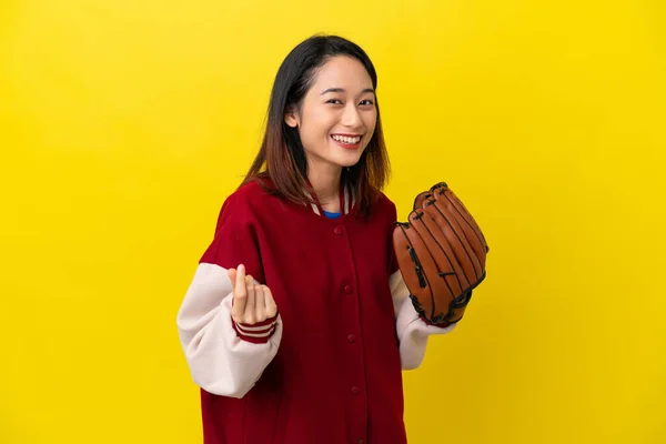 Νεαρή Βιετναμέζα Παίκτρια Γάντι Του Μπέιζμπολ Απομονωμένο Κίτρινο Φόντο Κάνοντας — Φωτογραφία Αρχείου