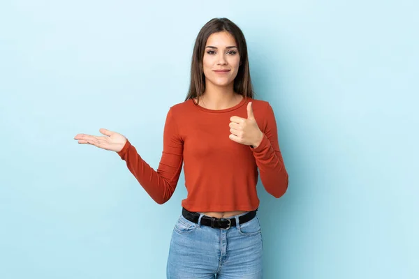 Mujer Caucásica Joven Aislada Sobre Fondo Azul Sosteniendo Espacio Copia — Foto de Stock