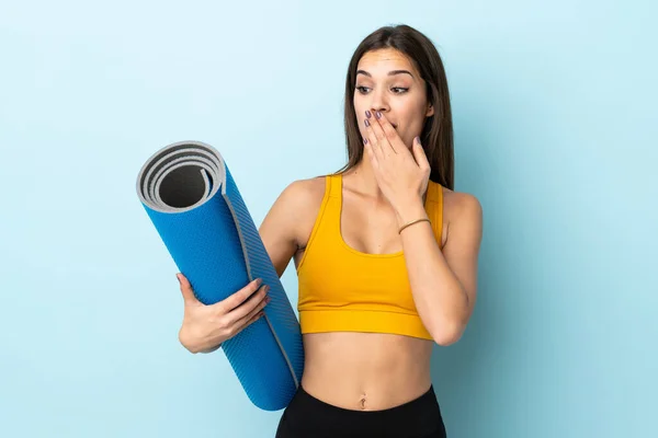 Mujer Deportiva Joven Con Estera Aislada Sobre Fondo Azul Con — Foto de Stock