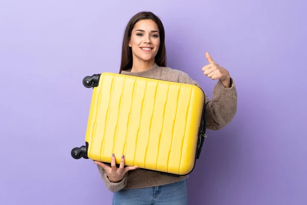 Giovane Donna Caucasica Isolata Sfondo Viola Vacanza Con Valigia Viaggio — Foto Stock