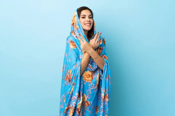 의상을 배경에 고립된 모로코 여성이 웃으며 승리의 표시를 — 스톡 사진