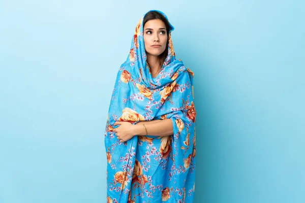 Mulher Marroquina Jovem Com Traje Tradicional Isolado Fundo Azul Olhando — Fotografia de Stock