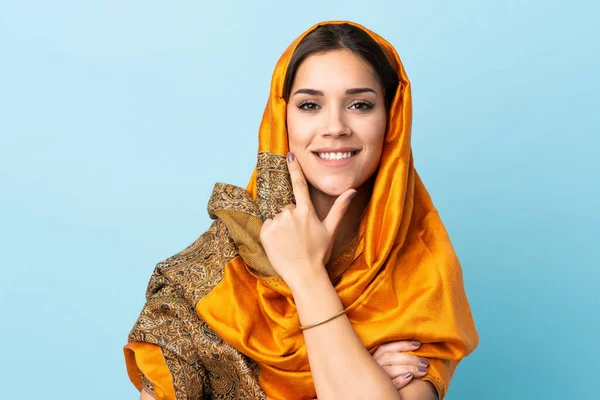 Молодая Марокканская Женщина Традиционном Костюме Изолированы Синем Фоне Счастливы Улыбаются — стоковое фото
