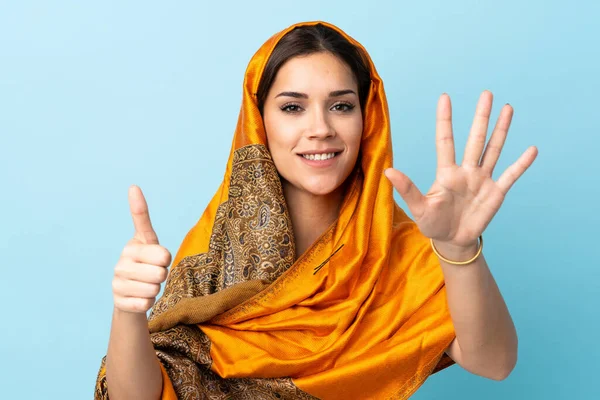 Mulher Marroquina Jovem Com Traje Tradicional Isolado Fundo Azul Contando — Fotografia de Stock