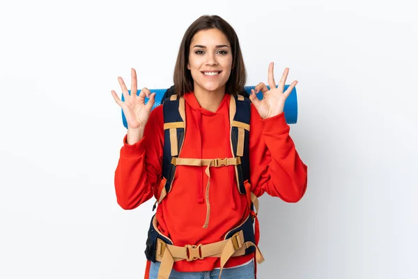 Giovane Ragazza Alpinista Caucasica Con Grande Zaino Isolato Sfondo Bianco — Foto Stock