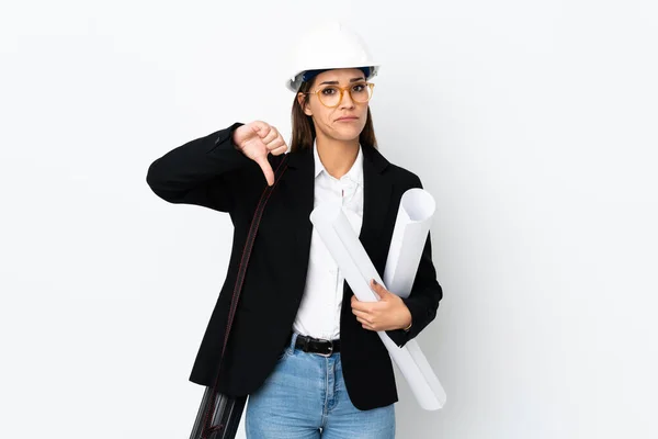 Giovane Architetto Donna Caucasica Con Casco Tenendo Cianografie Sfondo Isolato — Foto Stock