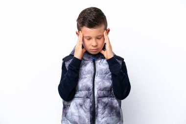 Beyaz arka planda başı ağrıyan küçük bir çocuk.