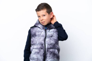 Beyaz arka planda kuşkuları olan küçük bir çocuk