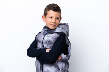 Küçük çocuk beyaz arka planda izole edilmiş, kolları bağlı ve mutlu.