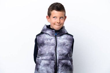 Beyaz arka planda izole edilmiş küçük bir çocuk yukarı bakarken şüpheleri var.