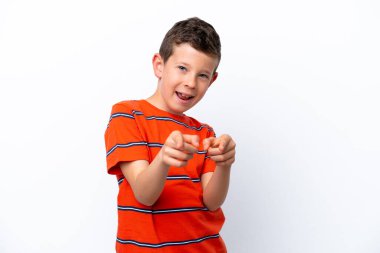 Beyaz arka planda izole edilmiş küçük çocuk şaşırmış ve ön tarafı işaret ediyor.