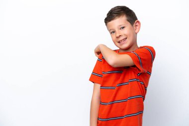 Beyaz arka planda izole edilmiş küçük çocuk geriye bakıyor.