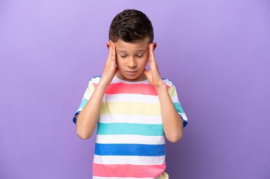Mor arka planda baş ağrısı olan küçük bir çocuk.