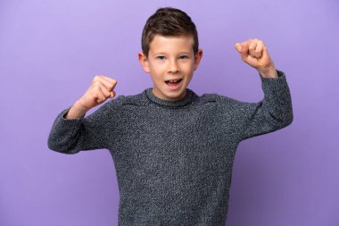 Mor arka planda izole edilmiş küçük çocuk zaferi kutluyor.