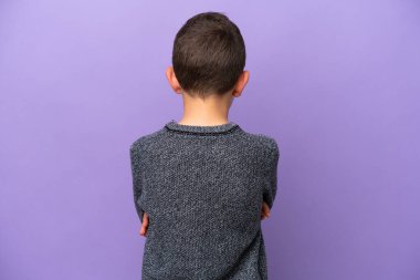 Arka planda mor arka planda izole edilmiş küçük çocuk.