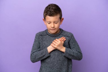 Mor arka planda izole edilmiş küçük bir çocuk. Kalbinde ağrı var.