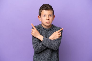 Mor arka planda izole edilmiş küçük çocuk, yan taraftakilerin şüpheleri olduğunu gösteriyor.