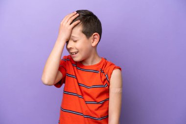 Mor arka planda izole edilmiş yara bandı takan küçük çocuk bir şey fark etti ve çözümü arıyor.