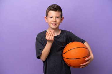 Mor arka planda izole edilmiş basketbol oynayan küçük çocuk bizimle gelmesi için davet ediyor. Gelmene sevindim.