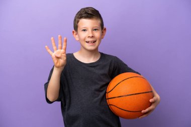 Mor arka planda basketbol oynayan küçük çocuk mutlu ve parmaklarıyla dörde kadar sayıyor.