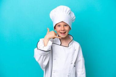 Küçük aşçı çocuk mavi arka planda izole edilmiş telefon jesti yapıyor. Bana geri dönüş işareti ver.