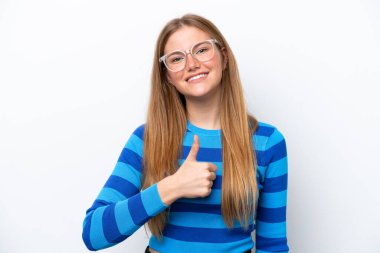 Beyaz arka planda izole edilmiş genç beyaz bir kadın baş parmak hareketi yapıyor.