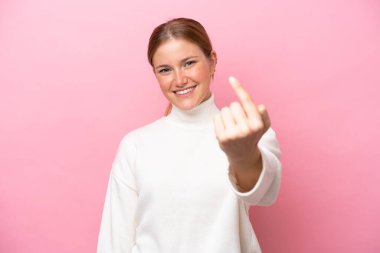 Pembe arka planda izole edilmiş beyaz bir kadın geliyor.