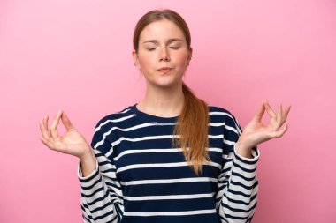 Zen pozunda pembe arka planda izole edilmiş beyaz bir kadın.