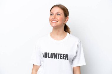 Genç gönüllü bir kadın beyaz arka planda izole edilmiş bir şekilde yukarı bakarken bir fikir düşünüyor.