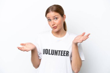 Genç gönüllü bir kadın beyaz arka planda izole edilmiş. El kaldırırken şüpheleri var.
