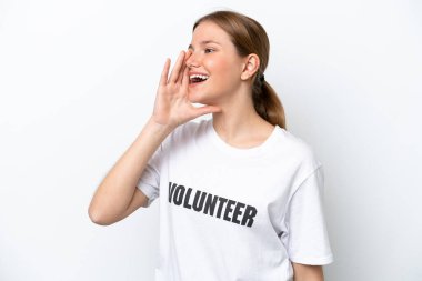 Beyaz arka planda izole edilmiş genç gönüllü bir kadın ağzı sonuna kadar açık bağırıyor.