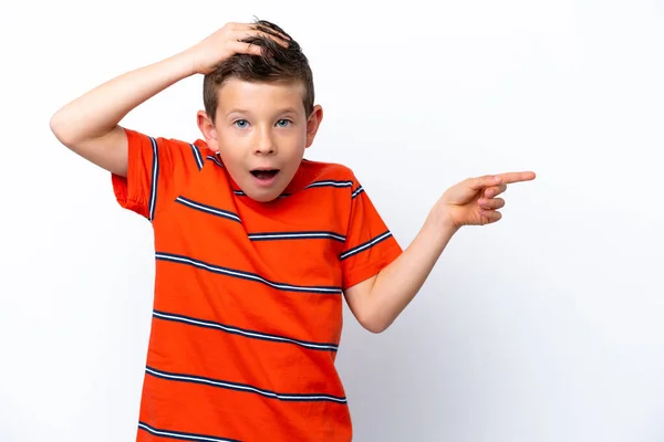 Niño Aislado Sobre Fondo Blanco Sorprendido Apuntando Con Dedo Hacia —  Fotos de Stock