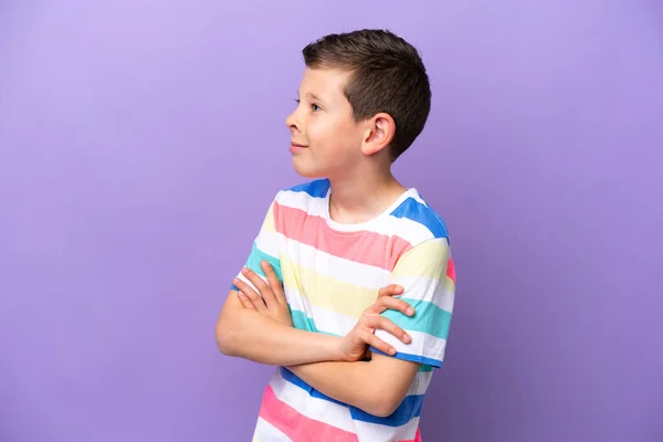 Niño Aislado Sobre Fondo Púrpura Mirando Lado —  Fotos de Stock