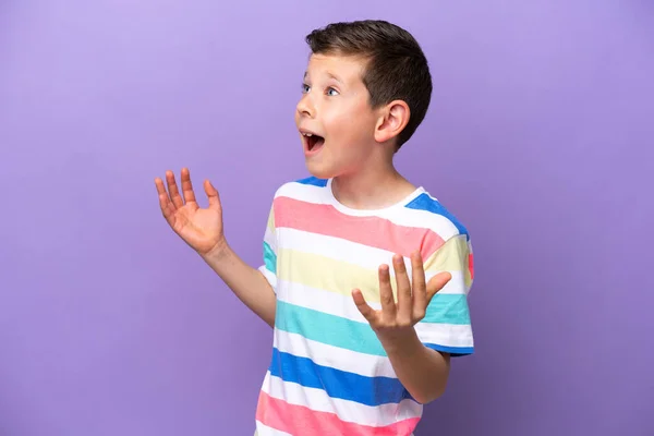 Piccolo Ragazzo Isolato Sfondo Viola Con Espressione Facciale Sorpresa — Foto Stock