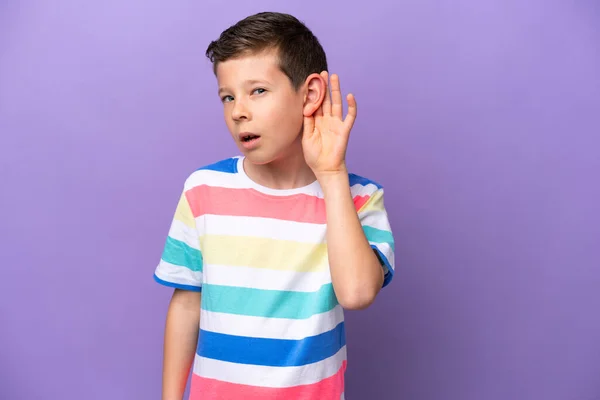 Kleiner Junge Isoliert Auf Violettem Hintergrund Hört Etwas Indem Die — Stockfoto