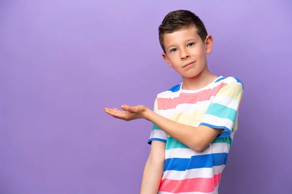 Niño Pequeño Aislado Sobre Fondo Púrpura Presentando Una Idea Mientras —  Fotos de Stock