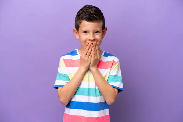 Niño Aislado Sobre Fondo Morado Feliz Sonriente Cubriendo Boca Con —  Fotos de Stock