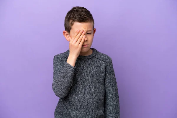 Niño Aislado Sobre Fondo Púrpura Con Dolor Cabeza — Foto de Stock