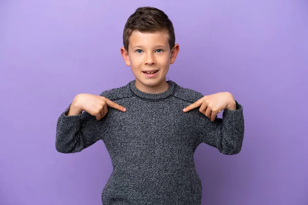 Niño Aislado Sobre Fondo Púrpura Con Expresión Facial Sorpresa —  Fotos de Stock