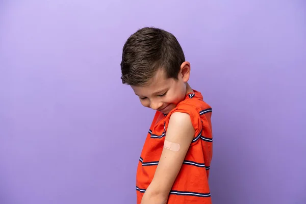Μικρό Αγόρι Που Φοράει Ένα Τσιρότο Απομονωμένο Μωβ Φόντο Χαρούμενη — Φωτογραφία Αρχείου