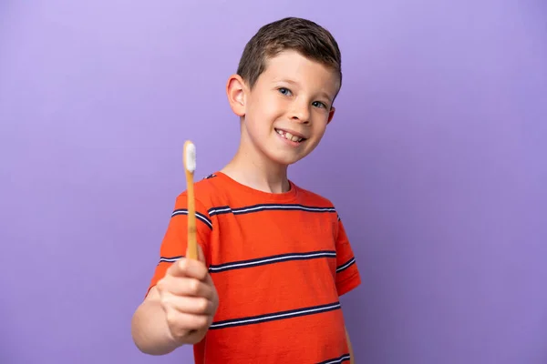 Menino Escovando Dentes Isolados Fundo Roxo Com Expressão Feliz — Fotografia de Stock