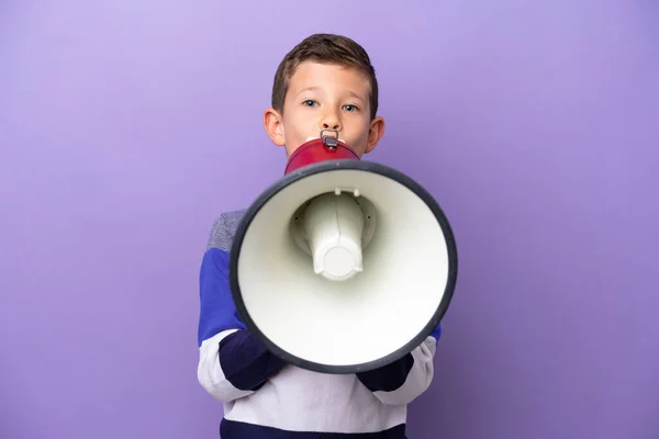 Mały Chłopiec Odizolowany Fioletowym Tle Krzyczy Przez Megafon Żeby Coś — Zdjęcie stockowe