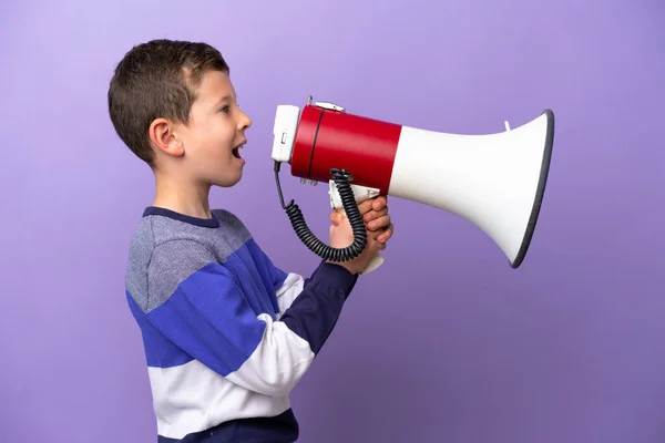 Kleine Jongen Geïsoleerd Paarse Achtergrond Schreeuwen Door Een Megafoon Iets — Stockfoto